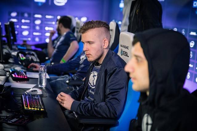 主播遇到宁王开喷，下盘宁王在对面将其打爆，舒服了